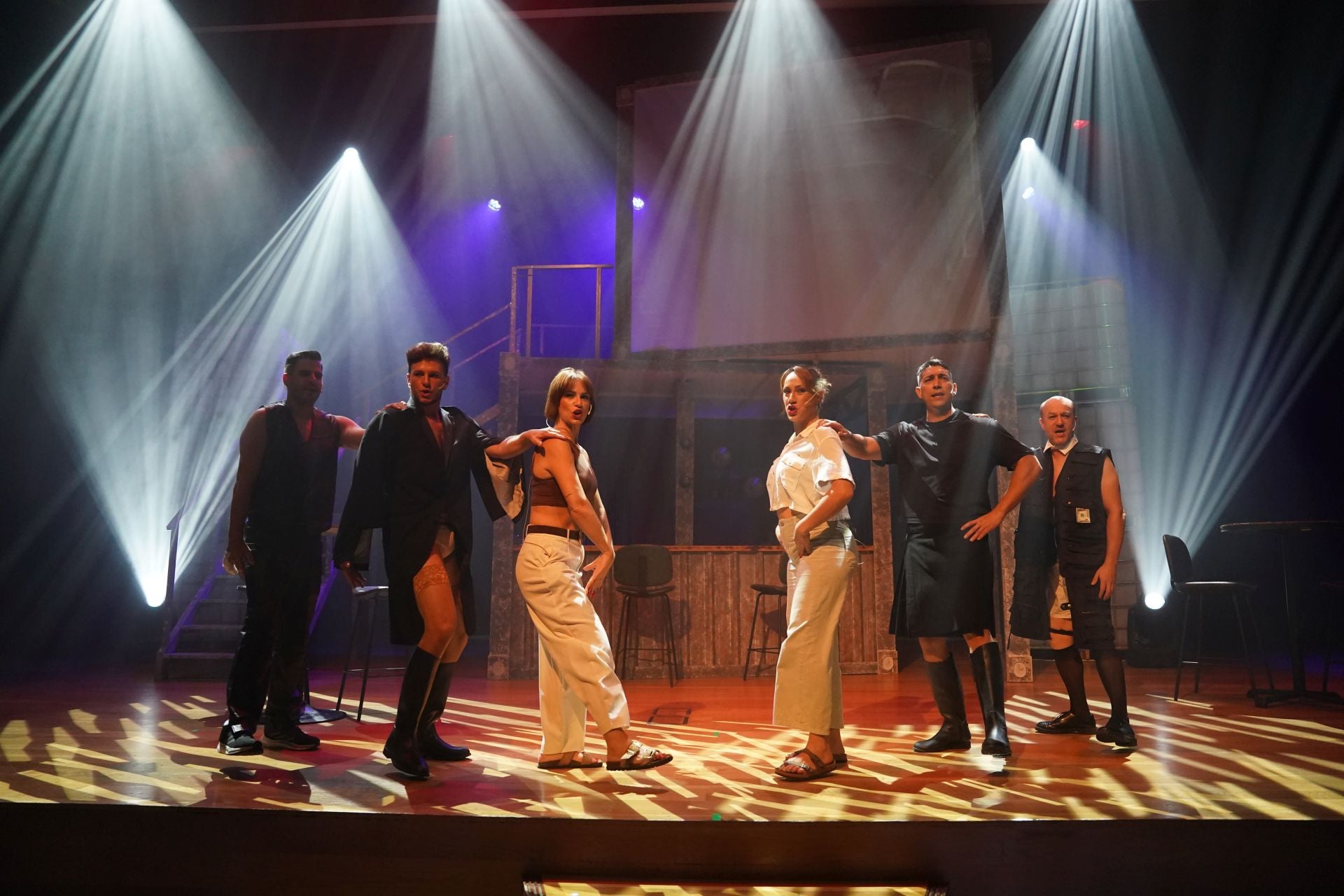 Los actores practican la primera coreografía del show.