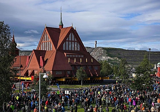 Trasladan la iglesia de Kiruna de 672 toneladas por carretera para evitar su hundimiento