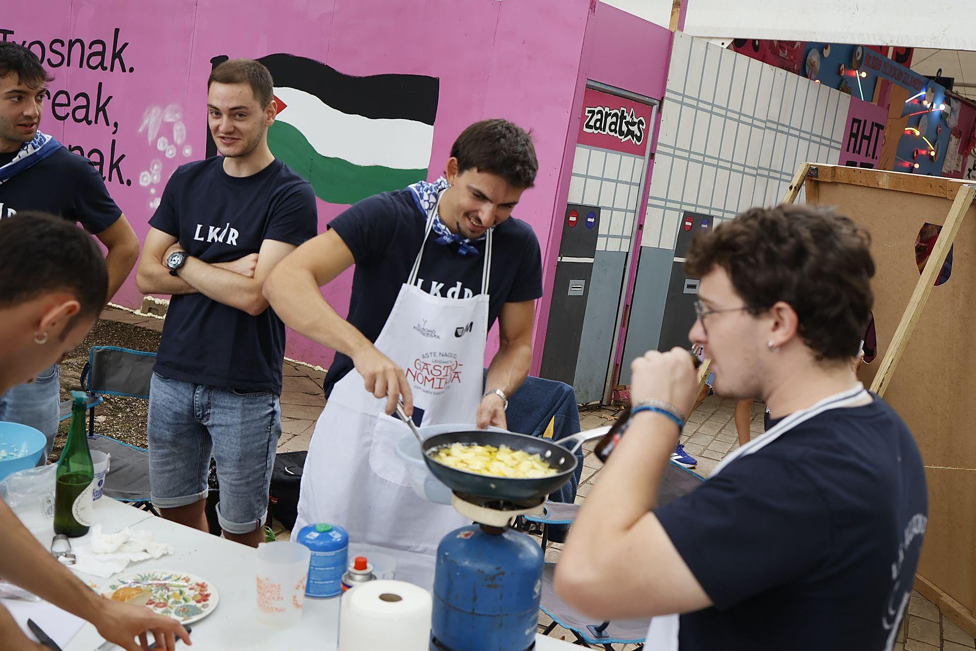 El olor a patata frita impregna El Arenal