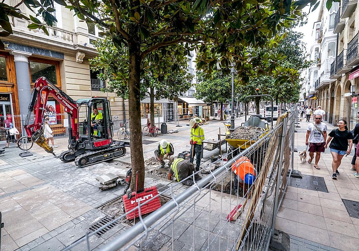 Las obras para la instalación de las nuevas luminarias arrancaron este lunes en el tramo más cercano a Postas.