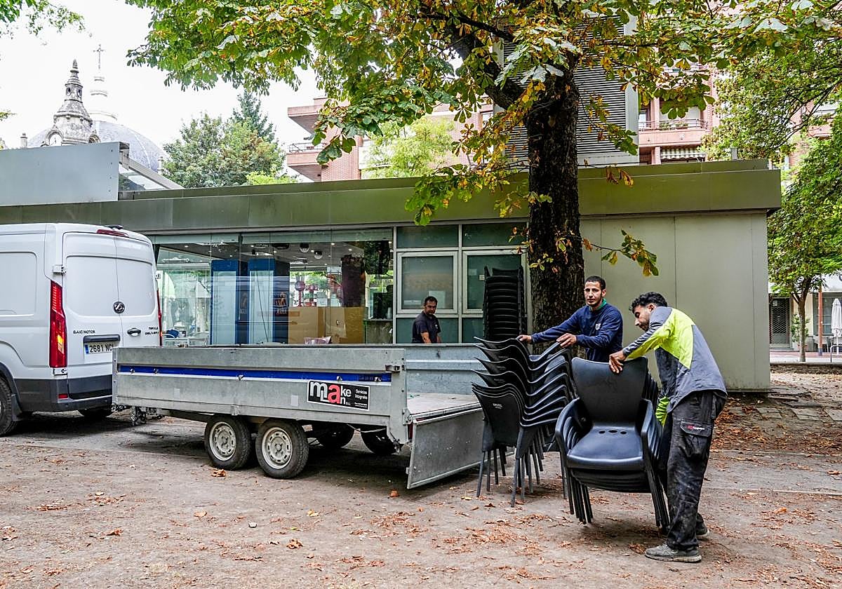 Operarios retiran este martes las mesas y sillas de la cafetería del Prado.