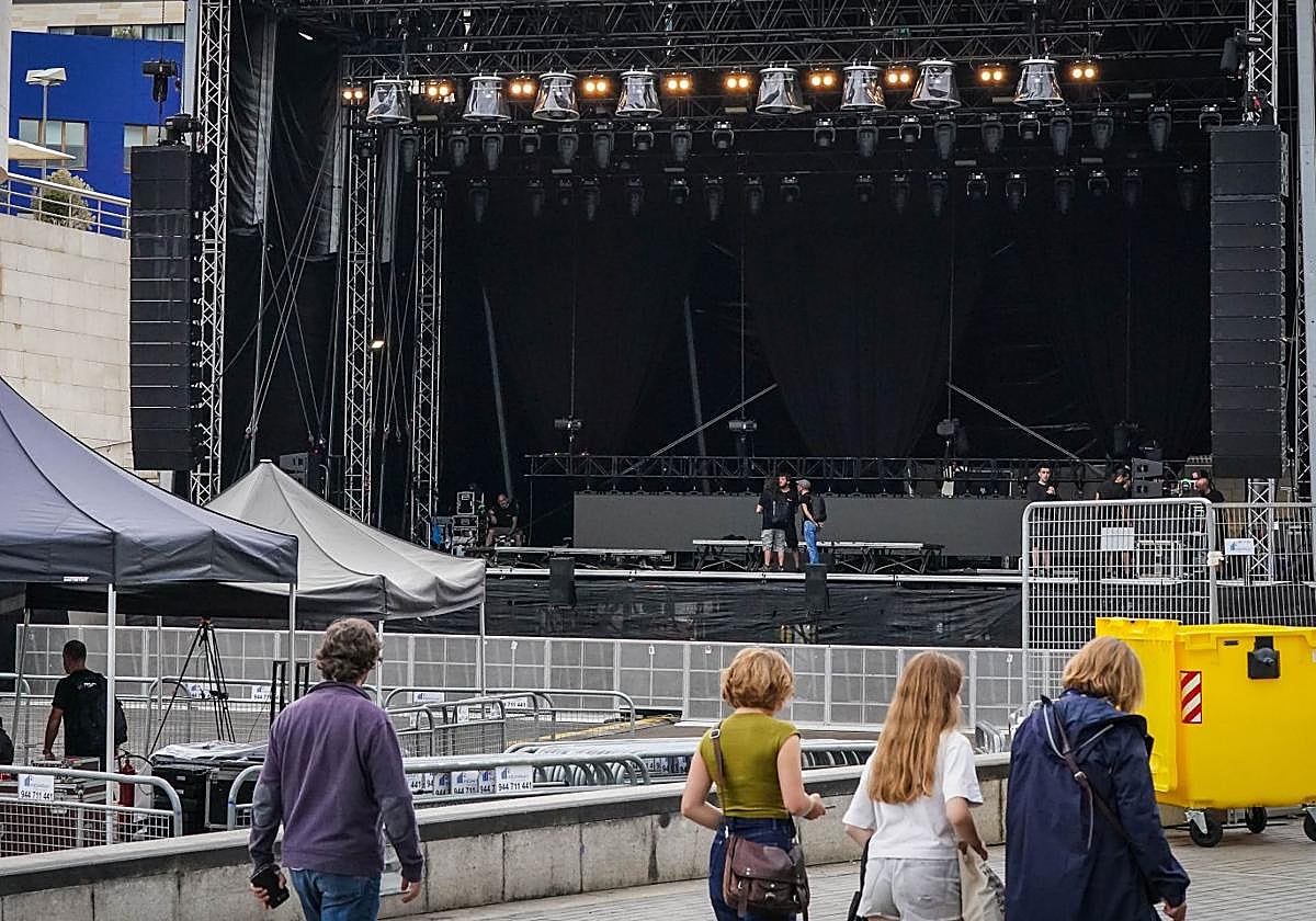 El escenario de Abandoibarra no estuvo terminado hasta la tarde del domingo, tras la cancelación de los tres conciertos del primer día de Aste Nagusia.