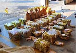 Guardias civiles de Euskadi y gendarmes incautan 1,3 toneladas de cocaína en un camión en Burdeos