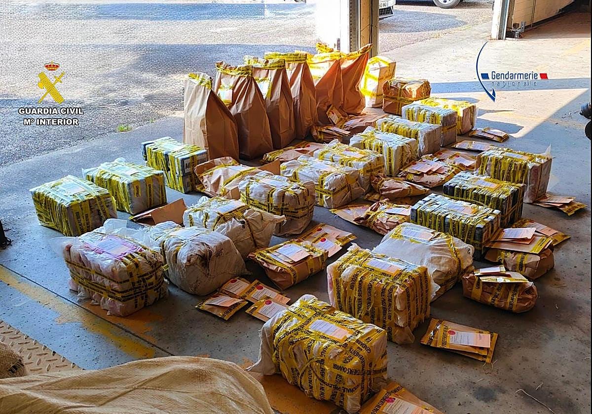 Guardias civiles de Euskadi y gendarmes incautan 1,3 toneladas de cocaína en un camión en Burdeos