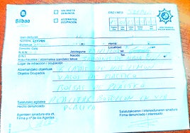 Fotografía de uno de los boletines de la denuncia impuesta a los dos jóvenes.
