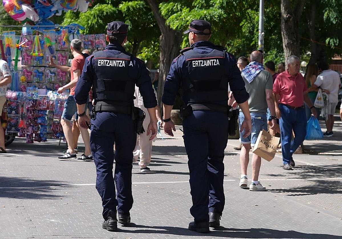 Ertzainas patrullan a pie por Vitoria.
