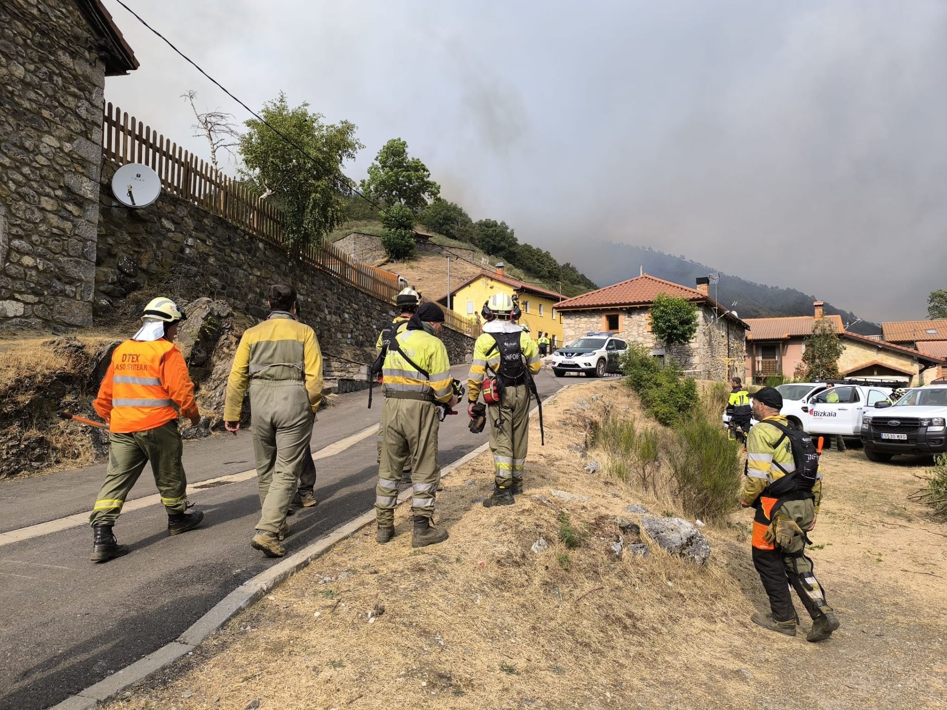 Ayuda de los equipos de bomberos y otros profesionales de Bizkaia en los incendios de León