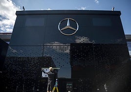 Un miembro del equipo Mercedes trabajando en Hungría.