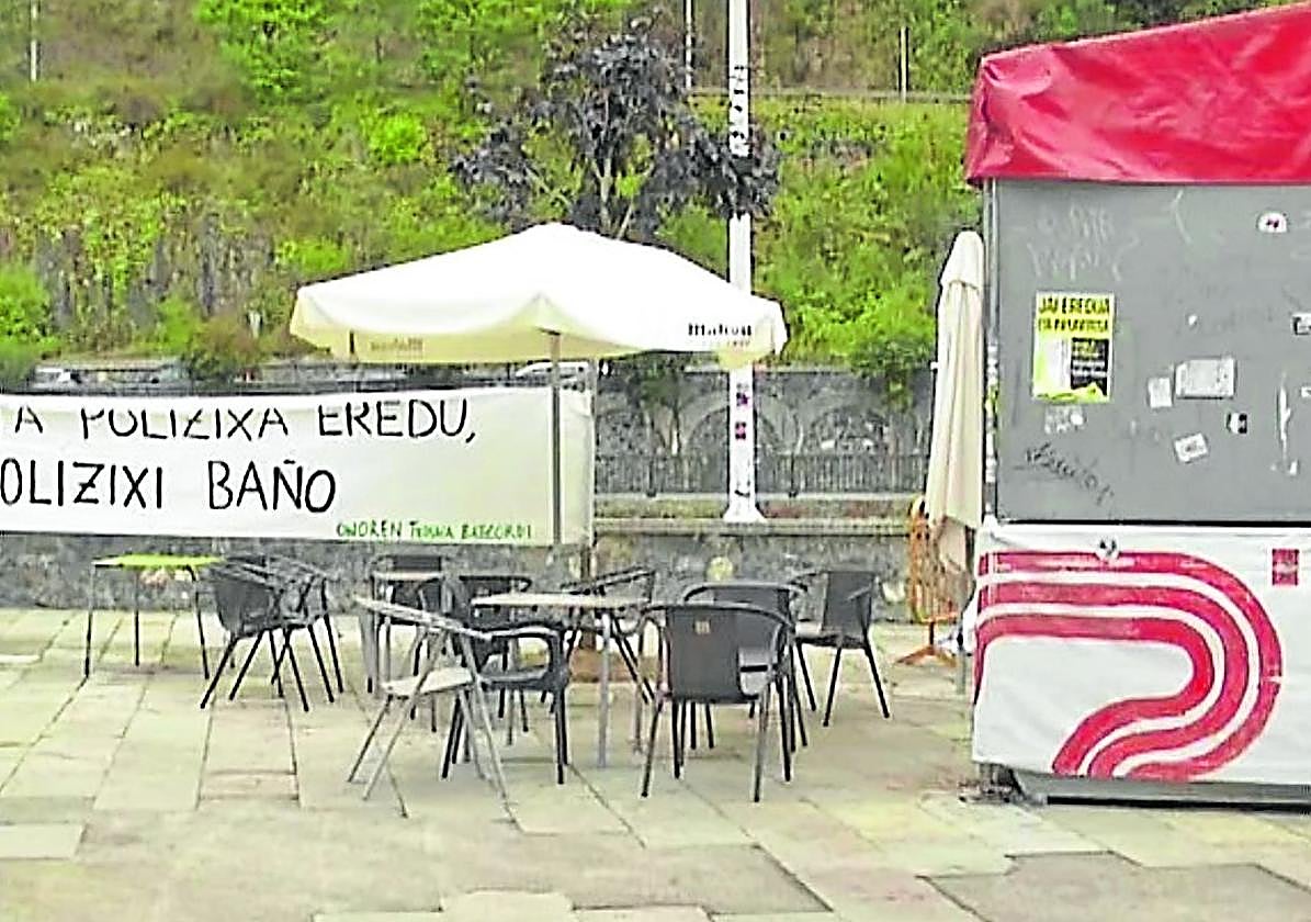 Las txosnas de Ondarroa, junto a una pancarta contra la policía.