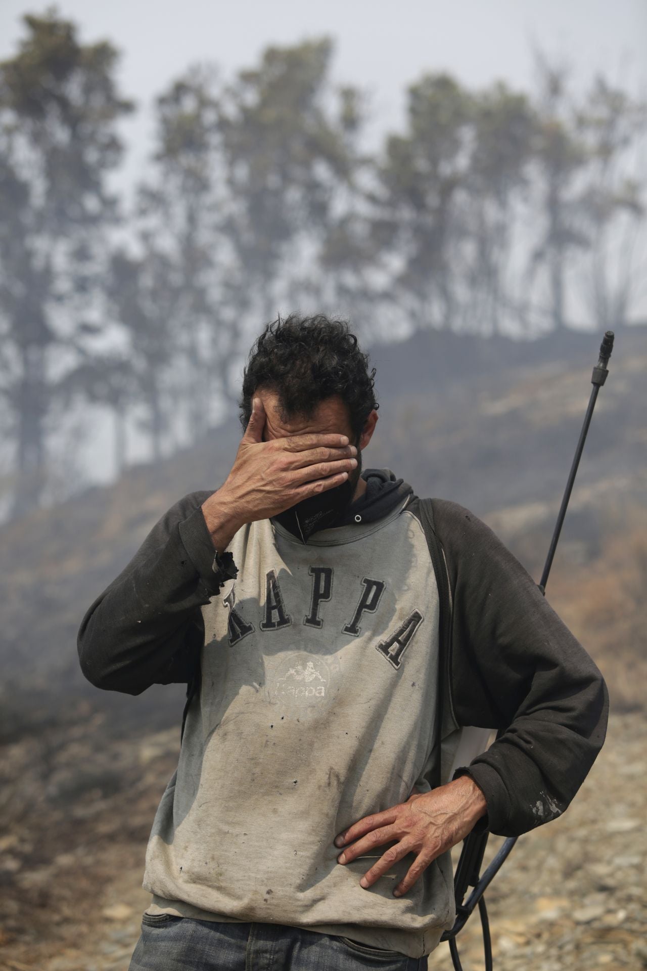 Un voluntario se lamenta de los daños en Palacios de Compludo.