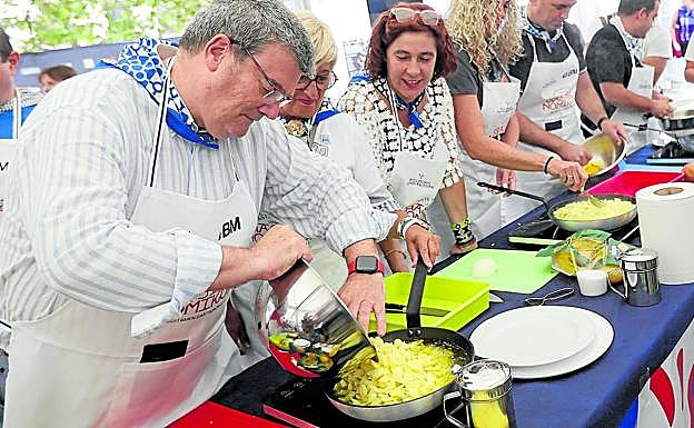 El alcalde, Juan Mari Aburto, participó este martes en el tradicional concurso de tortillas de patata.