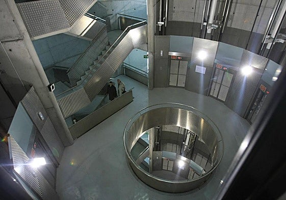 La angustiosa espera de diez personas atrapadas más de una hora en el ascensor de la estación de Miribilla