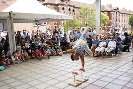 La probabilidad de lluvia ha desplazado el espectáculo a un pequeño zaguán del recinto.