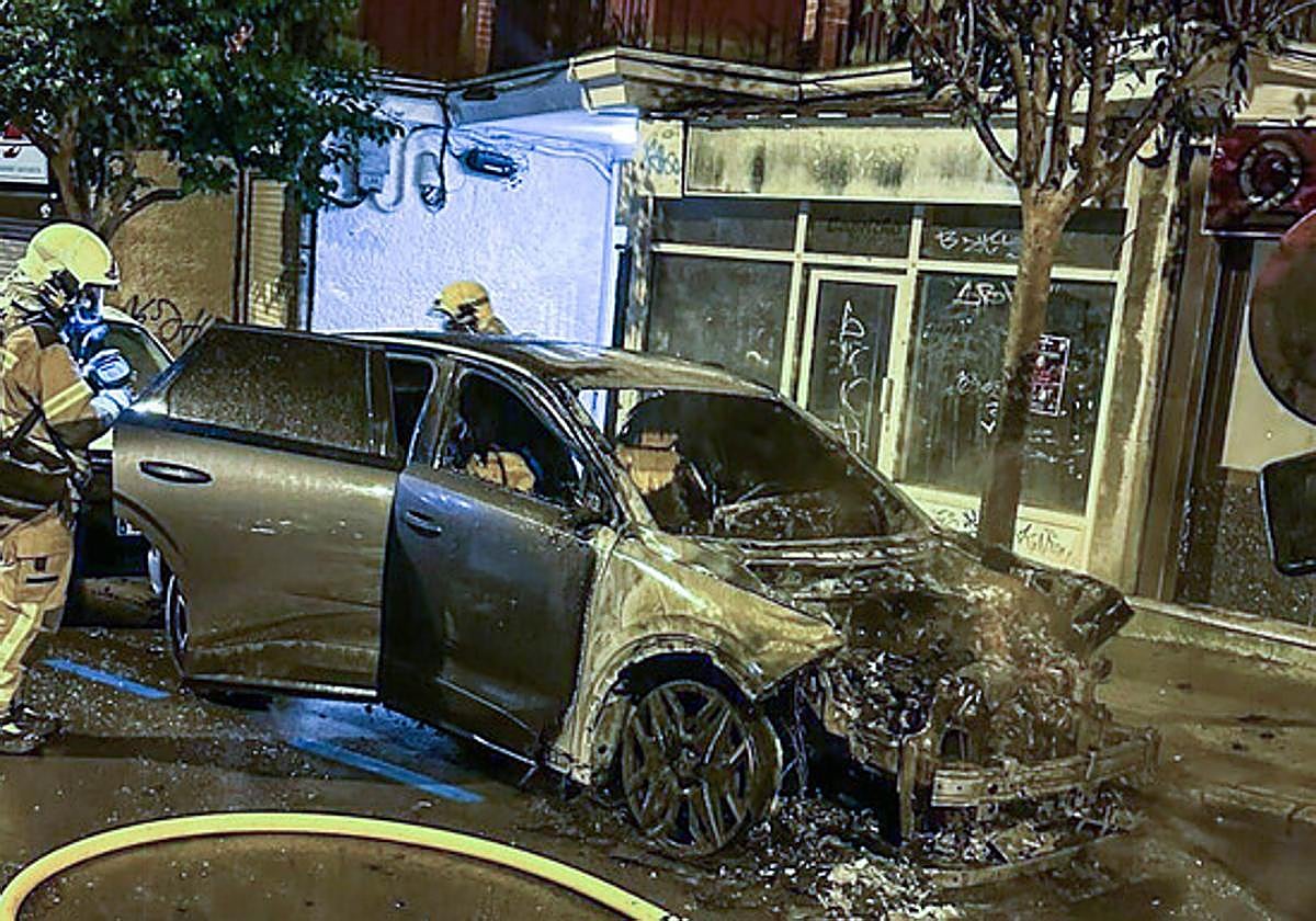 Vista de uno de los cuatro coches calcinados en Algorta en los últimos días.