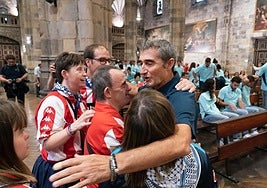 Miembros del conjunto Genuine del Athletic saludan a Ernesto Valverde en la basílica de Begoña.