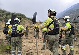 Efectivos llegados desde Euskadi reciben instrucciones sobre el terreno para enfrentar el fuego.