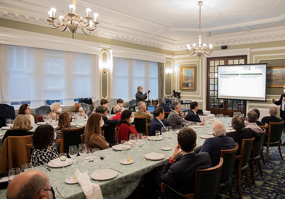 El Grupo Vasco del Club de Roma durante una conferencia en la Sociedad Bilbaína.