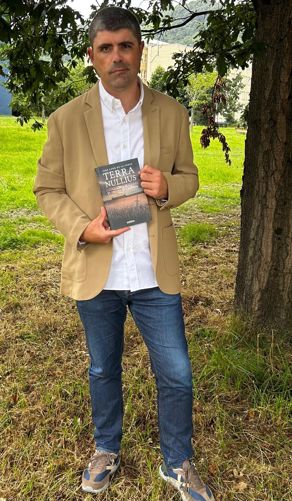 Igor Cano con su reciente novela 'Terra Nullius'