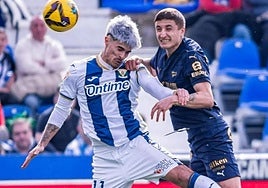 Juan Cruz, pretendido por el Alavés, se plantea pedir el permiso de paternidad