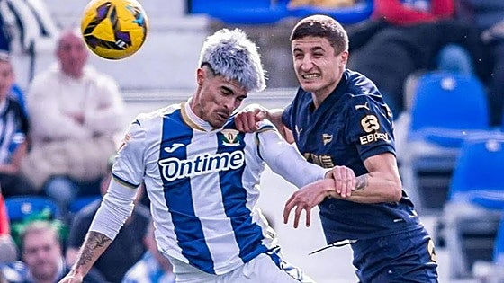 Juan Cruz, pretendido por el Alavés, se plantea pedir el permiso de paternidad