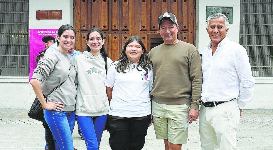 Carolina, Carmen, Odalys y Álvaro Moros, junto a Antonio Briceño.