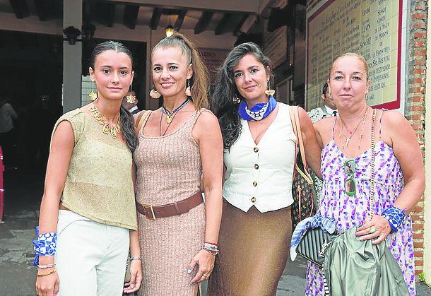 Daniela, Carmen Sofía Tabernero, Ana Tabernero y Fernanda Álvarez.