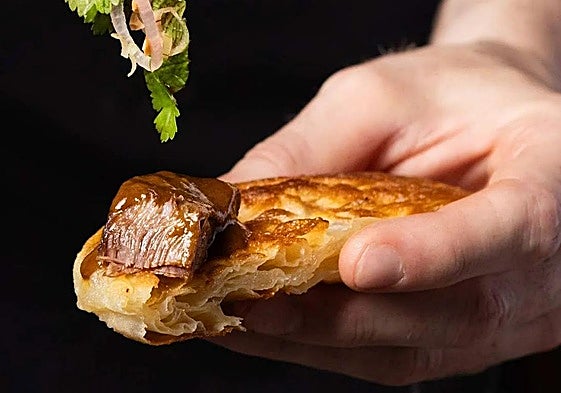 Pan roti indio hecho en horno tandoor que acompaña a una ternera en curry del norte de Tailandia.