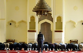 Un grupo de fieles reza en una mezquita en Madrid.