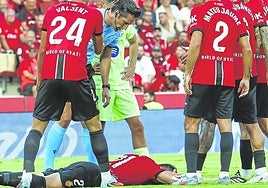 Raíllo tendido en el suelo, durante el gol que marca Ferrán Torres, en el partido de la primera jornada de La Liga que RCD Mallorca y FC Barcelona han disputado en Son Moix.