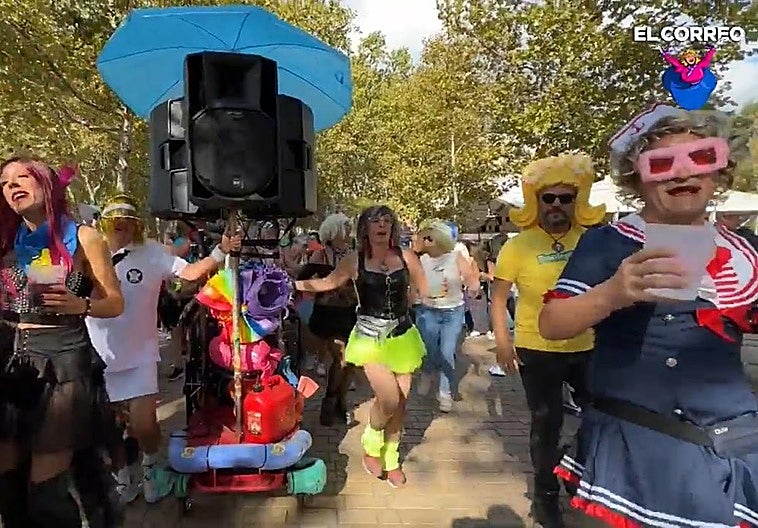 El poteo travesti llena de color las calles de Bilbao.