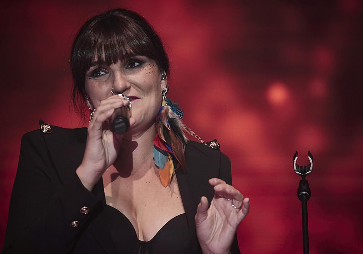 Rozalén durante un concierto en Pamplona, en el que presentó su álbum 'El árbol y el bosque'.
