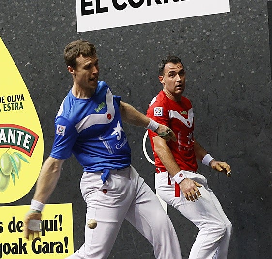 Artola suelta la derecha ante la mirada de Jaka en el frontón Bizkaia.