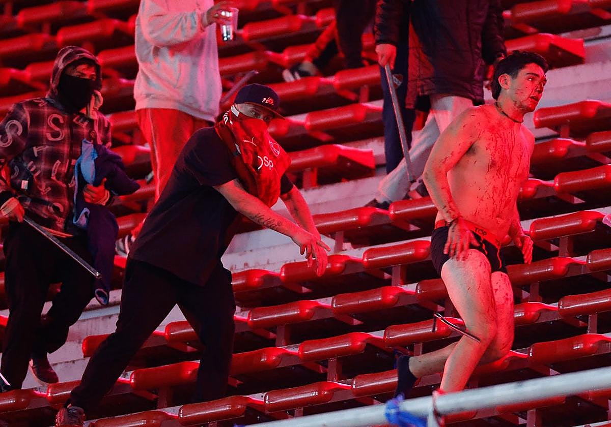 Radicales argentinos y chilenos se lían a palos y pedradas en una batalla campal en pleno partido