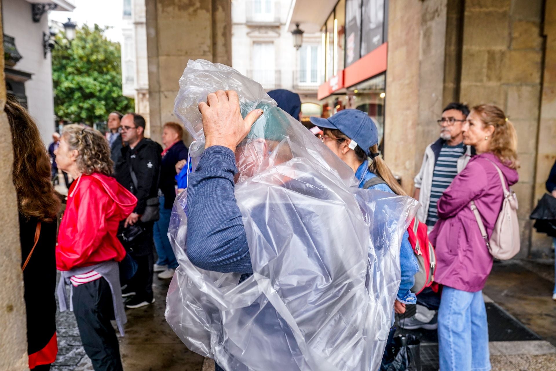 Un jueves de ambiente fresco y lluvioso en Vitoria