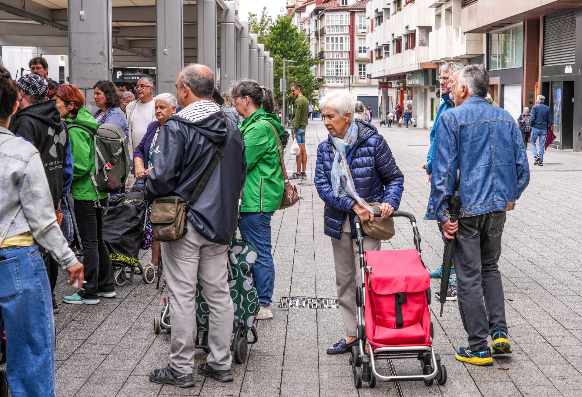Un jueves de ambiente fresco y lluvioso en Vitoria