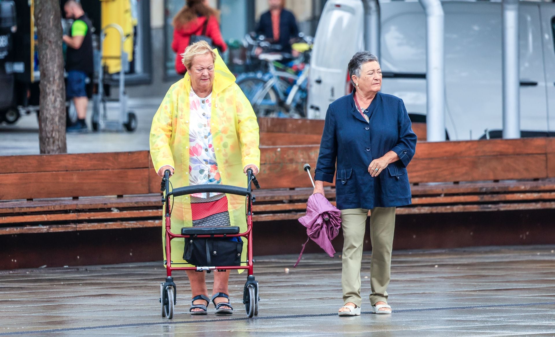 Un jueves de ambiente fresco y lluvioso en Vitoria