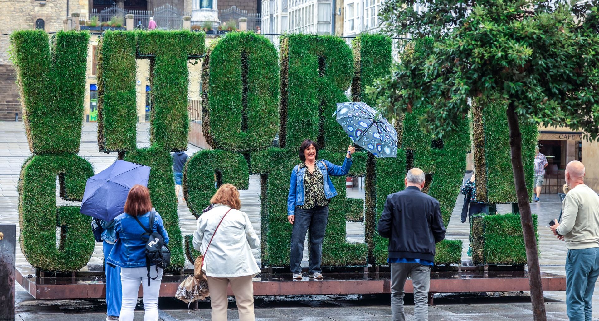 Un jueves de ambiente fresco y lluvioso en Vitoria