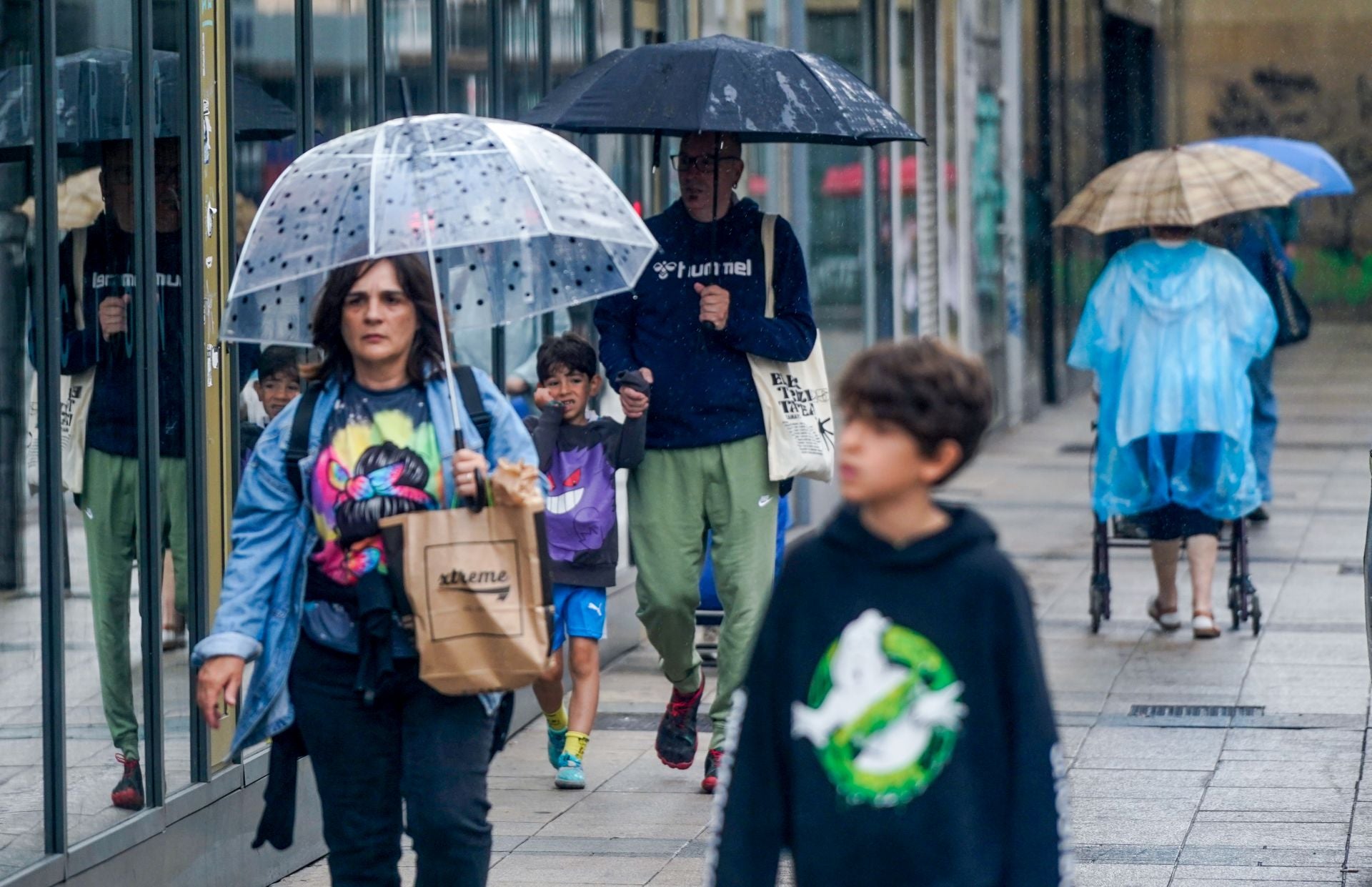 Un jueves de ambiente fresco y lluvioso en Vitoria