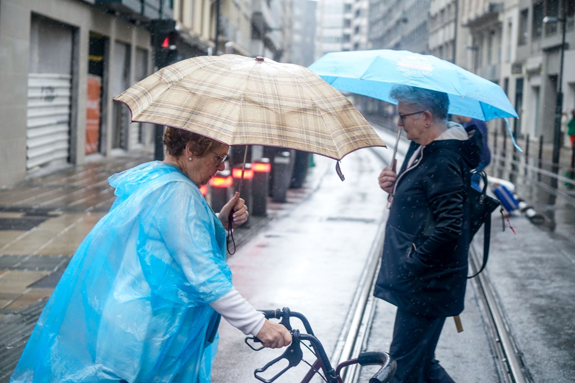 Un jueves de ambiente fresco y lluvioso en Vitoria