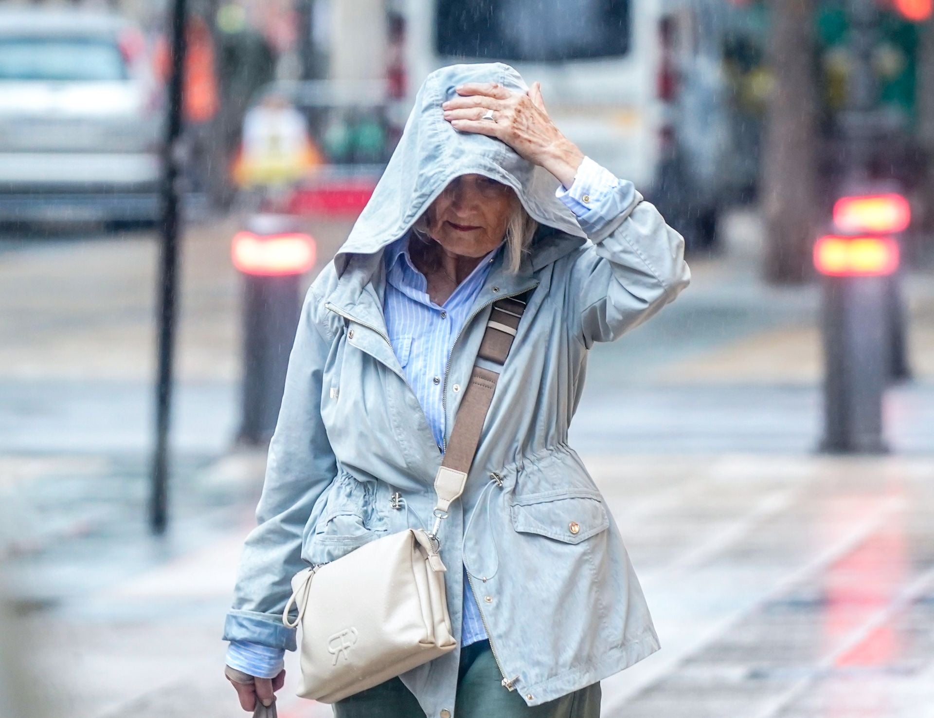 Un jueves de ambiente fresco y lluvioso en Vitoria