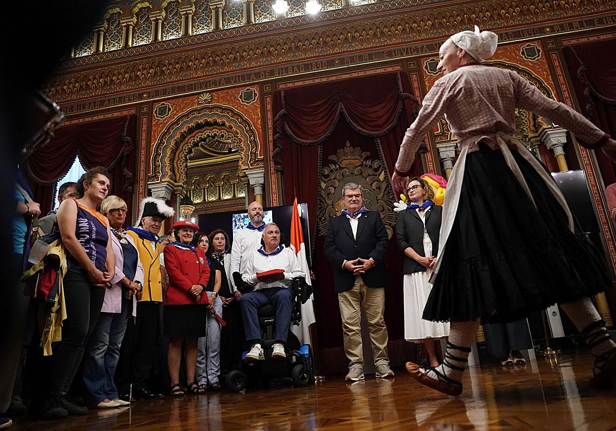 Recepción a la sociedad bilbaína en el Salón Árabe del Ayuntamiento.