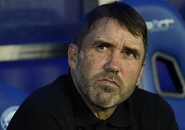 Coudet, en el banquillo de Mendizorroza antes del debut contra el Levante.