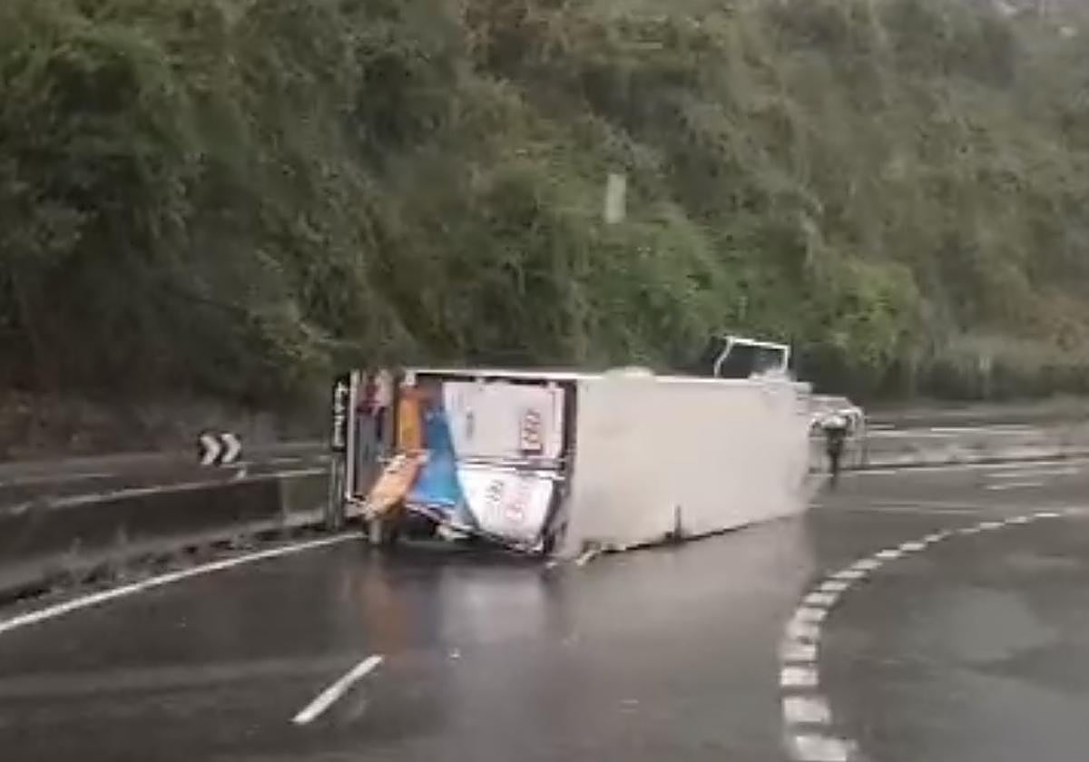 Evacuado a Cruces el conductor de un camión tras volcar en la entrada del Puerto de Bilbao