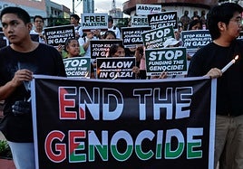 Un grupo de defensa de los derechos humanos portó pancartas y encendió velas para exigir el fin del conflicto en Gaza durante una manifestación en Manila.