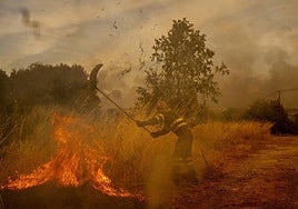 Labores de extinción del incendio de Oímbra (Ourense).