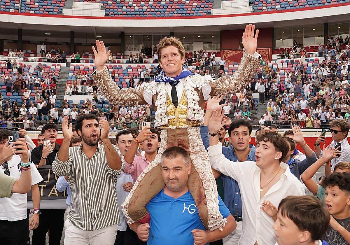 Borja Jiménez abandona a hombros y feliz Vista Alegre tras su gesta histórica con 'Tapaboca'.