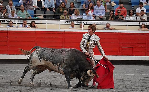 Natural de Borja Jiménez al toro finalmente indultado por el presidente.