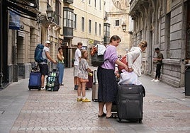 Un grupo de turistas en el Casco Viejo de Bilbao.