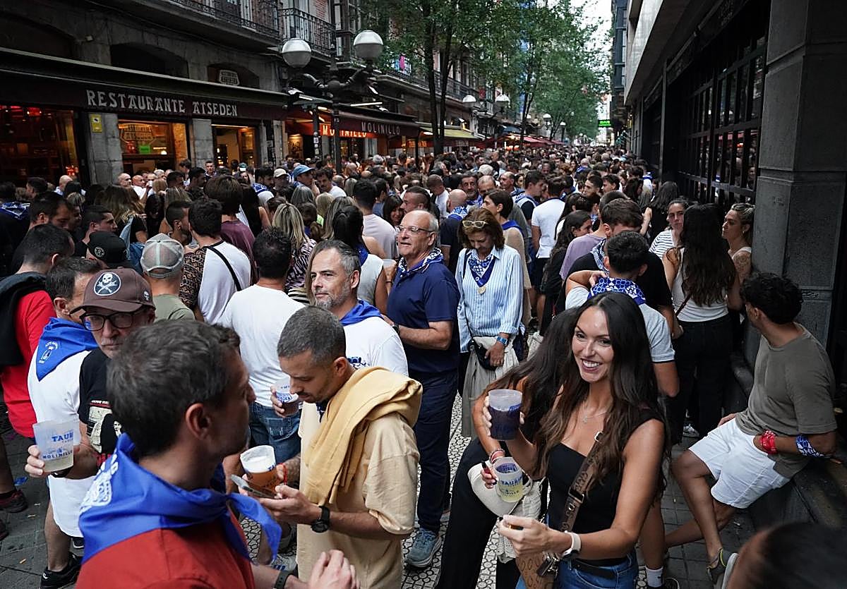 Ambiente de fiesta en la calle Ledesma.