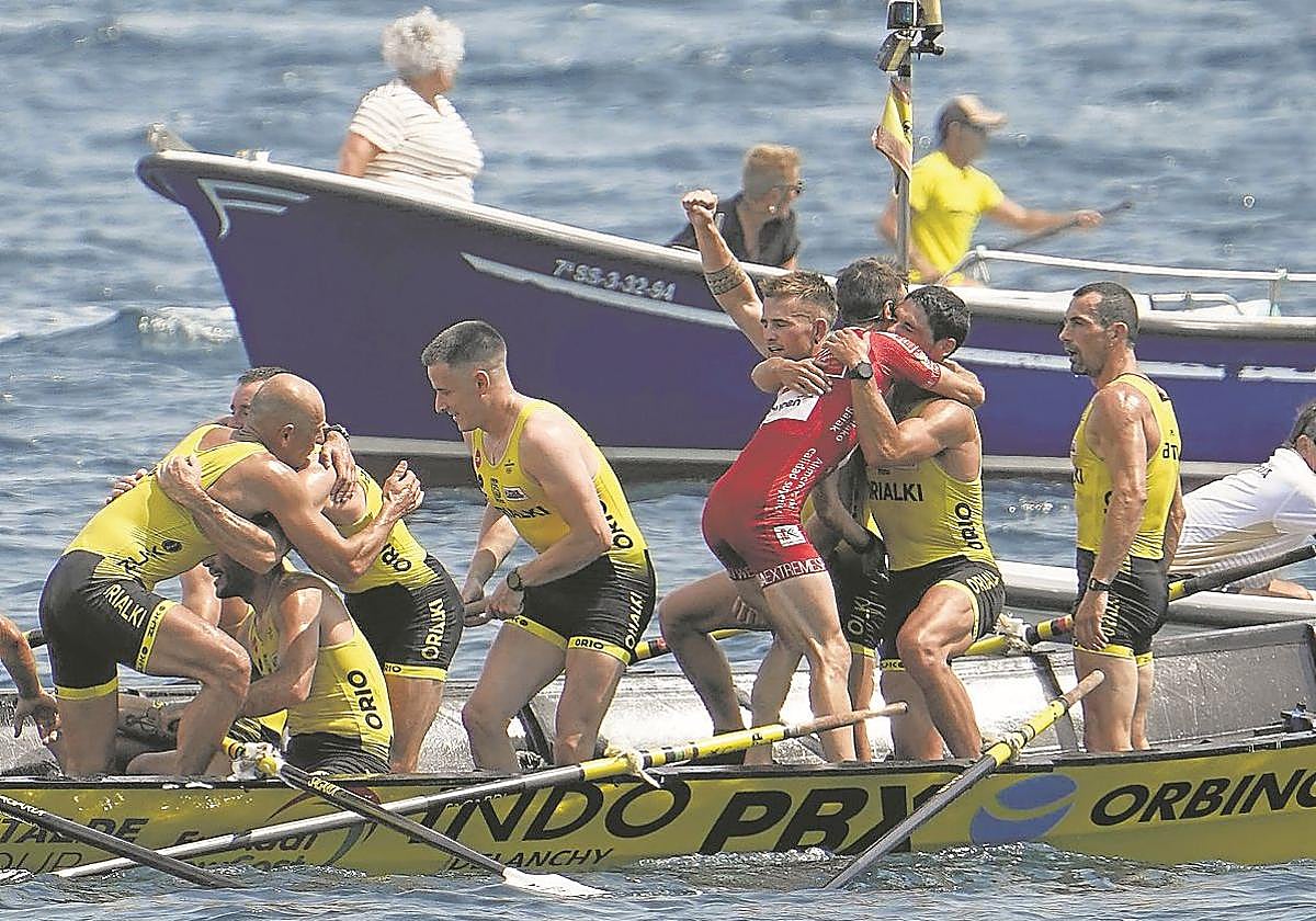 La tripulación de Orio celebra su incontestable triunfo en Zarautz el pasado fin de semana.
